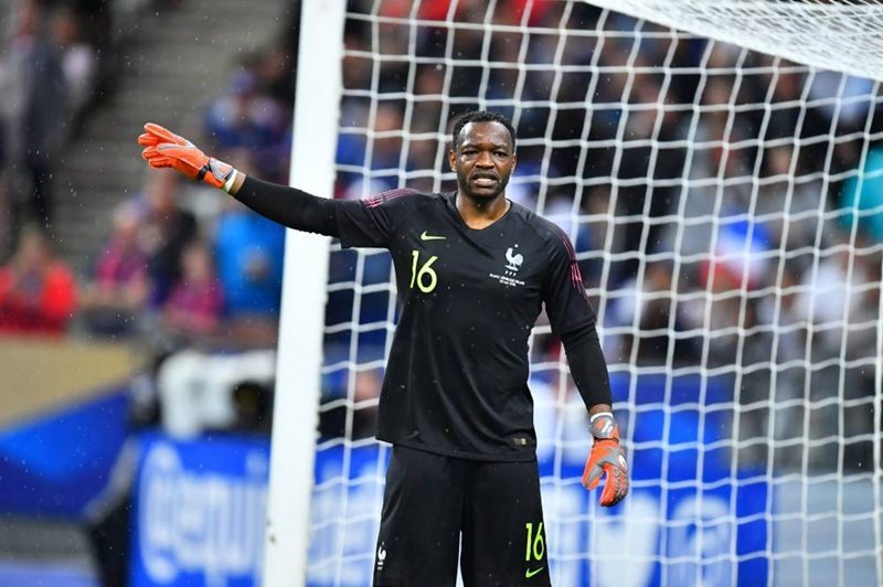 Mandanda dưới khung thành của tuyển Pháp