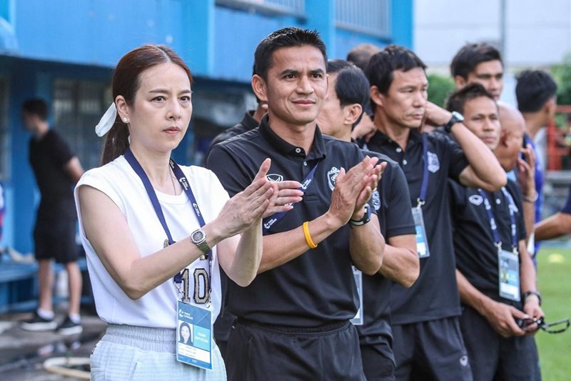 Kiatisuk Senamuang trong vai trò HLV của tuyển Thái Lan